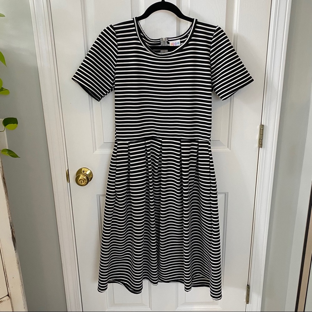 Classic dress with stripes and pockets